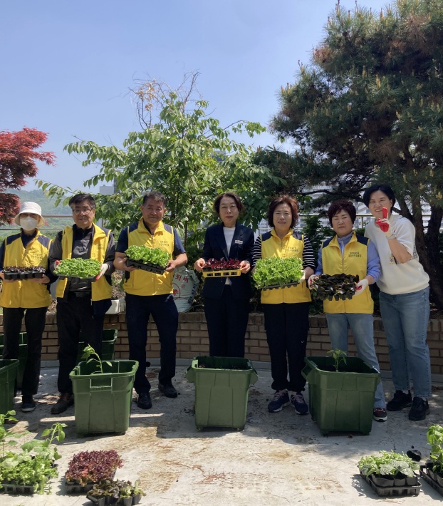 상대원3동 주민자치위원회 옥상 텃밭가꾸기